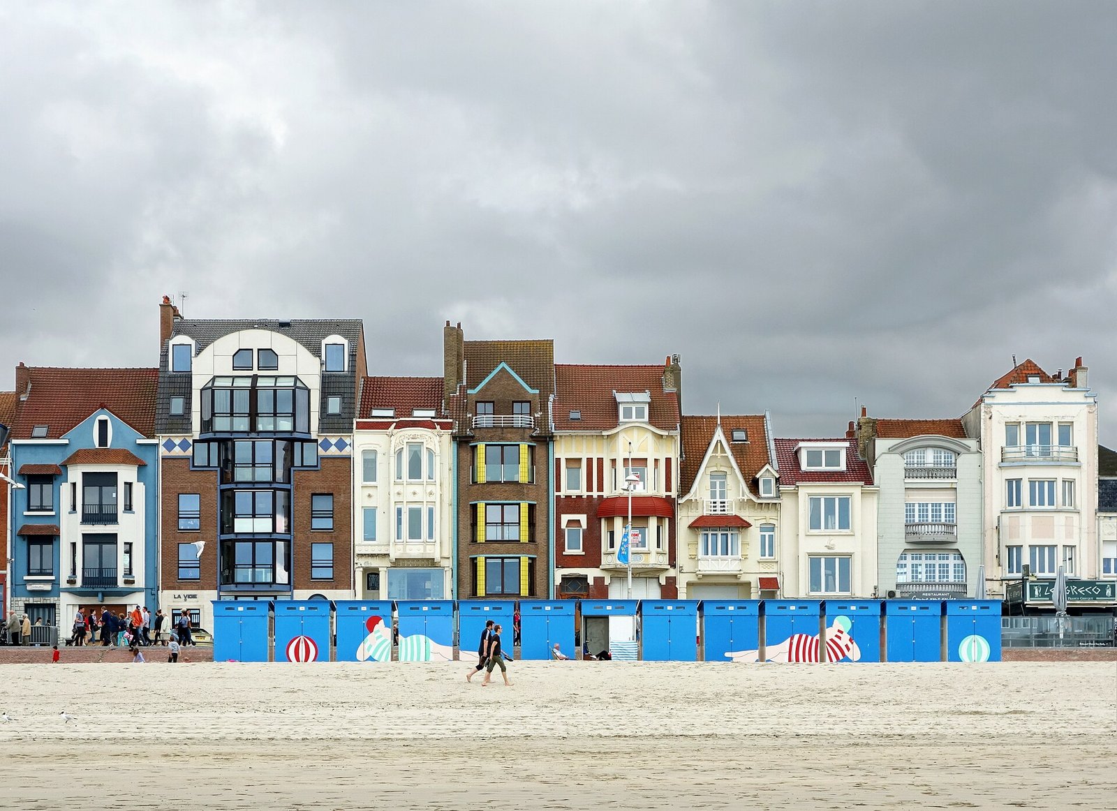 Les cabanes de plage bleues s’alignent au pied des villas colorées de la digue de Mer, à Malo-les-Bains.
